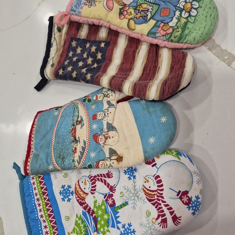 Colorful Holiday Oven Mitts Set
